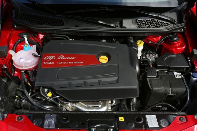 Alfa Romeo Giulietta Quadrifoglio Verde 2014 motor