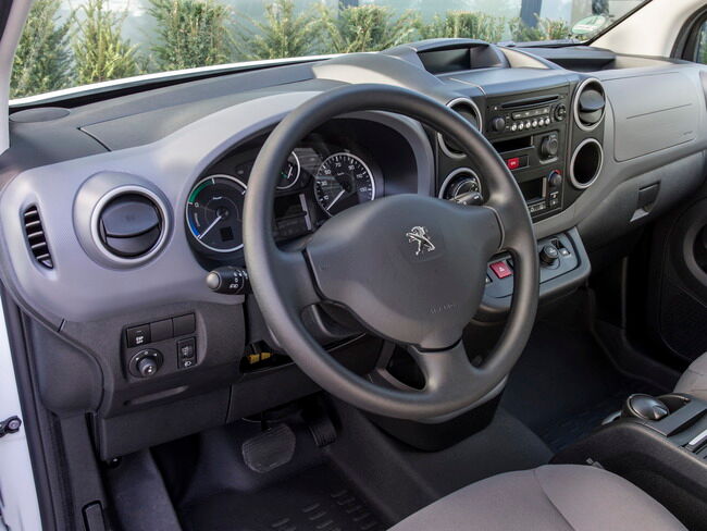 Peugeot Partner Electrica 2014 interior 01