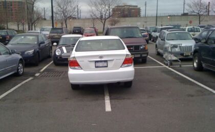 Qué hacer con la gente que aparca utilizando dos plazas