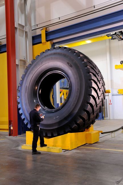 neumatico gigante Goodyear 63 pulgadas 1