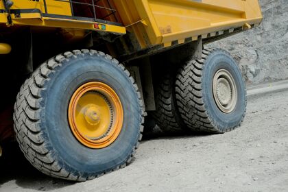 El neumático más grande: como un elefante