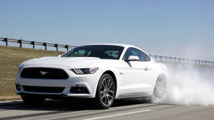 Así quema rueda el nuevo Ford Mustang… él solo