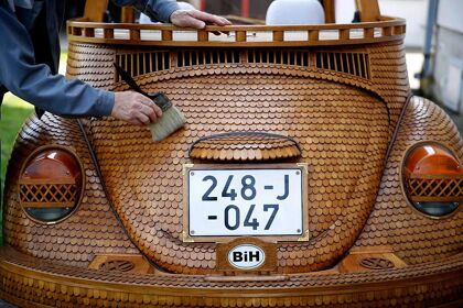 El Volkswagen Beetle de madera creado por un jubilado