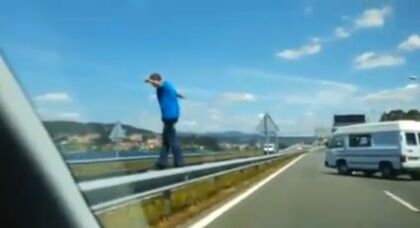 Detiene su coche y baila sobre el quitamiedos… en Pontevedra