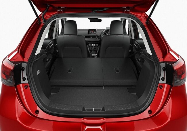 Mazda 2 2015 maletero