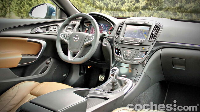 Opel_Insignia_Sports_Tourer_ecoFLEX_25