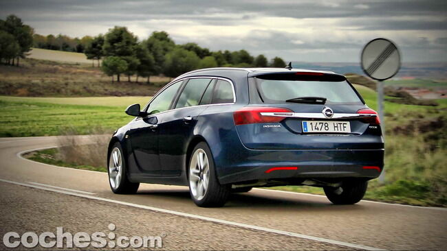 Opel_Insignia_Sports_Tourer_ecoFLEX_70