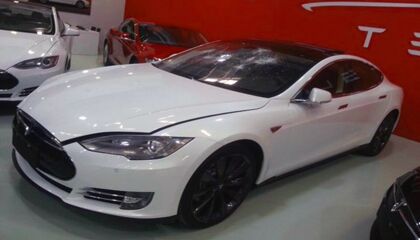 Un chino destroza su nuevo Tesla Model S nada más recibirlo