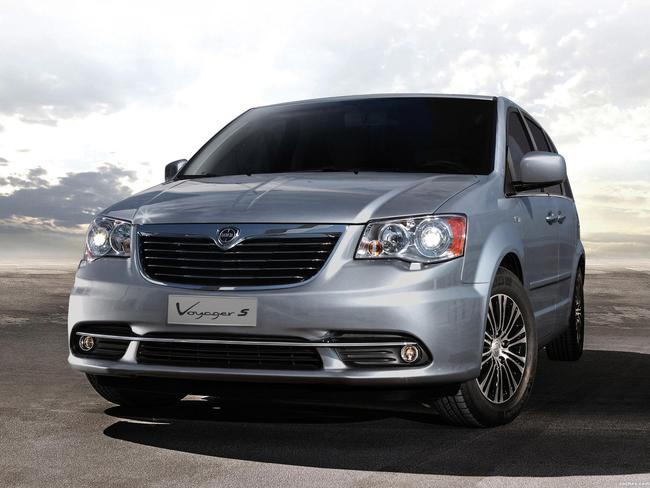 lancia_voyager-s-2013_r4