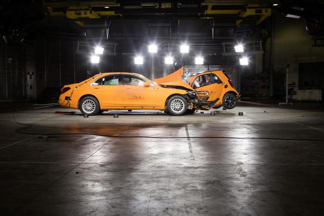 Crash test smart vs mercedes clase s