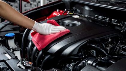Limpiar el motor del coche: por qué es importante y cómo hacerlo correctamente