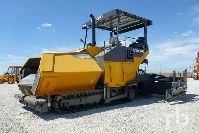 Lote_351_2007_Volvo_Titan_7820_Crawler_Extendedora_Asfalto_01