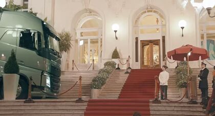 Así mete en aprietos Volvo Trucks a un aparcacoches de un casino