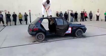 ¿Cuánto tarda un vasco en cortar un coche a hachazos?