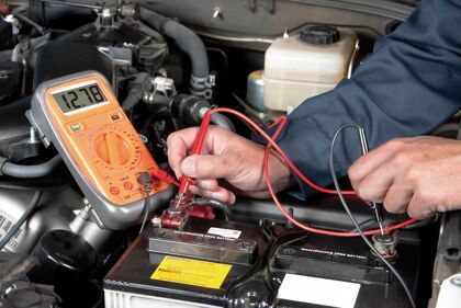 Por qué la batería del coche sufre en verano (y qué puedes hacer)