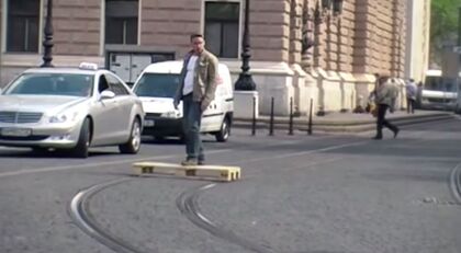 ¿Imaginas moverte por la ciudad en un palet de madera?