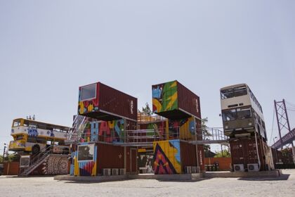 El centro cultural hecho con buses de dos pisos y contenedores