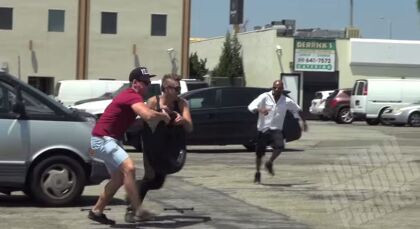 Robando ruedas a los coches delante de sus dueños