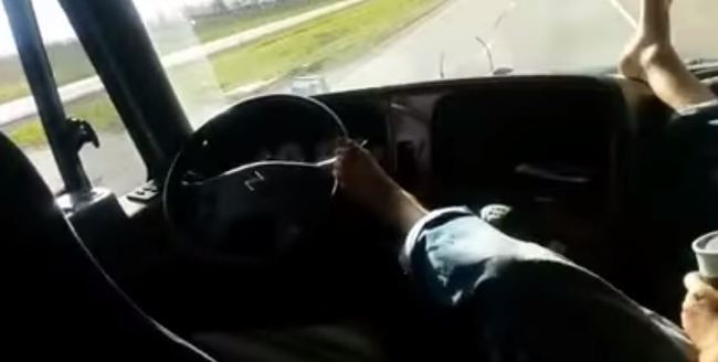 conducir camion con los pies