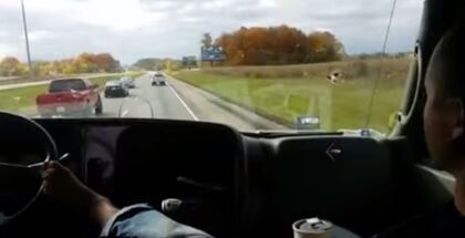 Conducir un camión con los pies mientras tomas café, sólo en Rusia