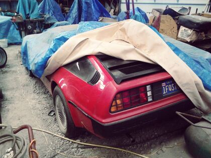 El DeLorean abandonado en un granero