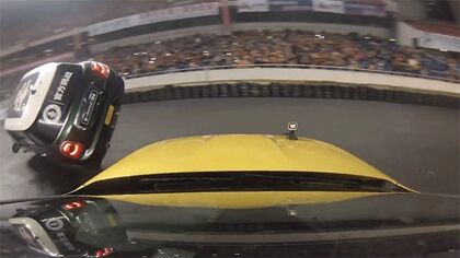 Récord Guinness de trompos alrededor de un coche a dos ruedas