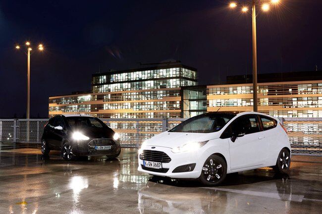 Ford Fiesta Black White 2015 01