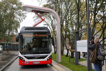 Volvo ya recarga sus autobuses híbridos sin cables