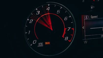 Freno motor: qué es, cómo se utiliza y las ventajas que te puede aportar