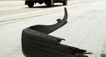 Qué hacer si sufres un reventón de un neumático (o un pinchazo)