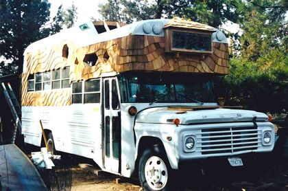 El autobús escolar transformado en cabaña