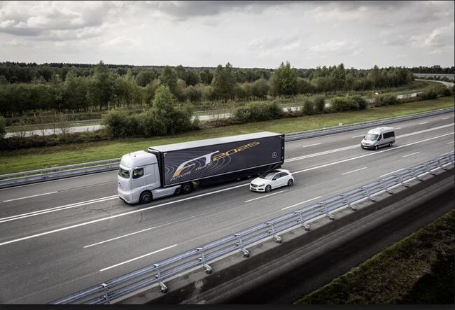Mercedes Benz Truck carretera