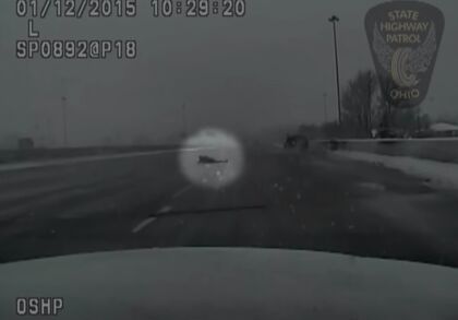 Sale despedido de su coche… y sobrevive