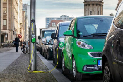 Las farolas ya recargan coches eléctricos en Berlín