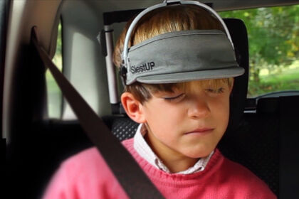 SiestUp, la visera para dormir siestas en el coche