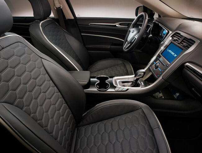 Ford Mondeo Vignale 2015 interior 01