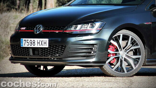 Volkswagen_Golf_GTI_Performance_010