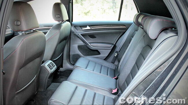 Volkswagen_Golf_GTI_Performance_032