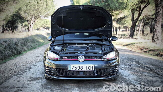Volkswagen_Golf_GTI_Performance_053