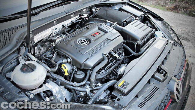 Volkswagen_Golf_GTI_Performance_057