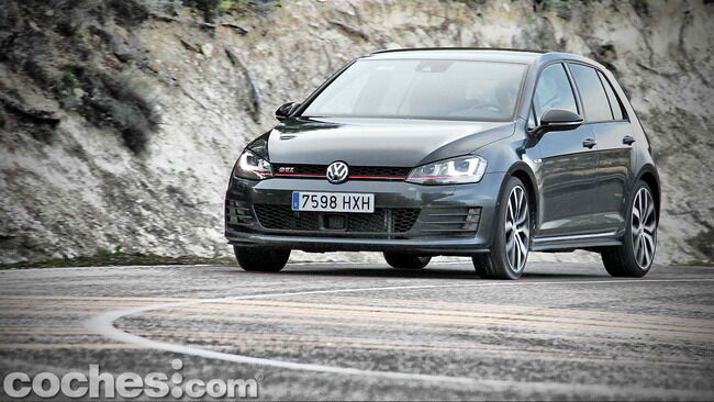 Volkswagen_Golf_GTI_Performance_080