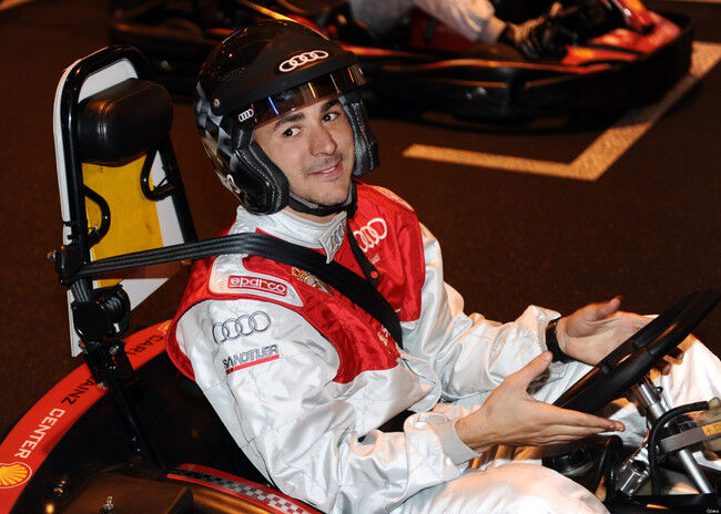Benzema en un kart en un evento de Audi