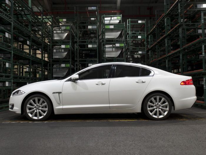 Jaguar XF 2011 2 700x525