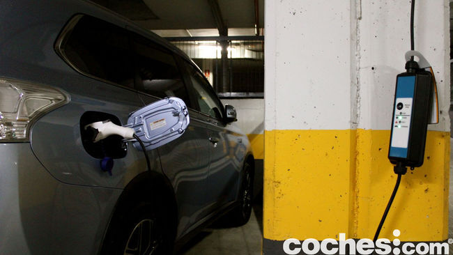 Prueba Mitsubishi Outlander PHEV 2015 recarga 04