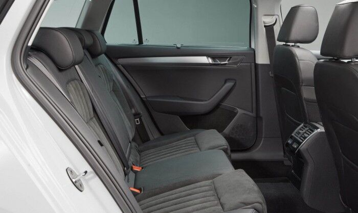 Skoda Superb Combi 2015 interior 03