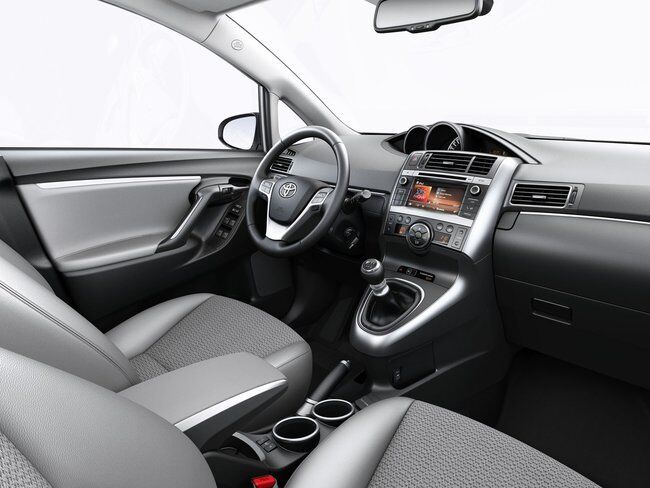 Toyota Verso 2015 interior 01