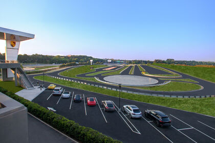 Porsche Experience Center: Concesionario, circuito y museo