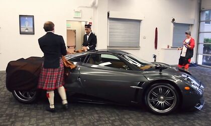 Faldas y gaitas para entregar este Pagani Huayra Scozia
