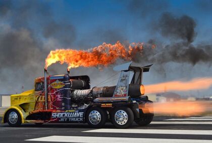 Shockwave Jet Truck, el camión más rápido del mundo que debes alejar de los árboles