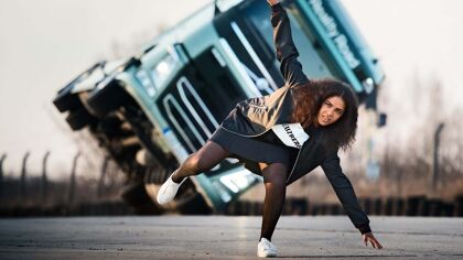 Volvo Trucks la vuelve a liar: su camión baila a dos ruedas